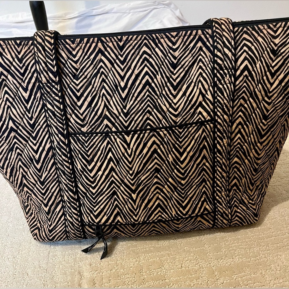 Vera Bradley Stylish quilted Black and Tan Women's travel bag. - Picture 5 of 7